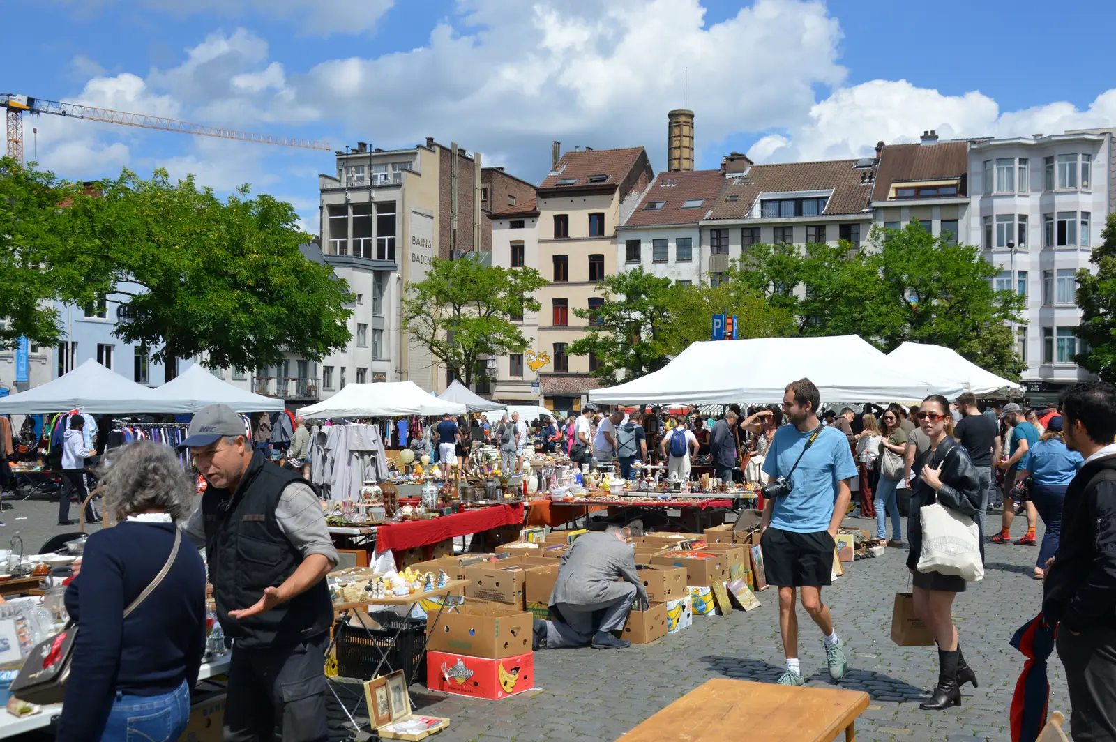 Le marché aux puces de la place du Jeu de Balle, dans les Marolles