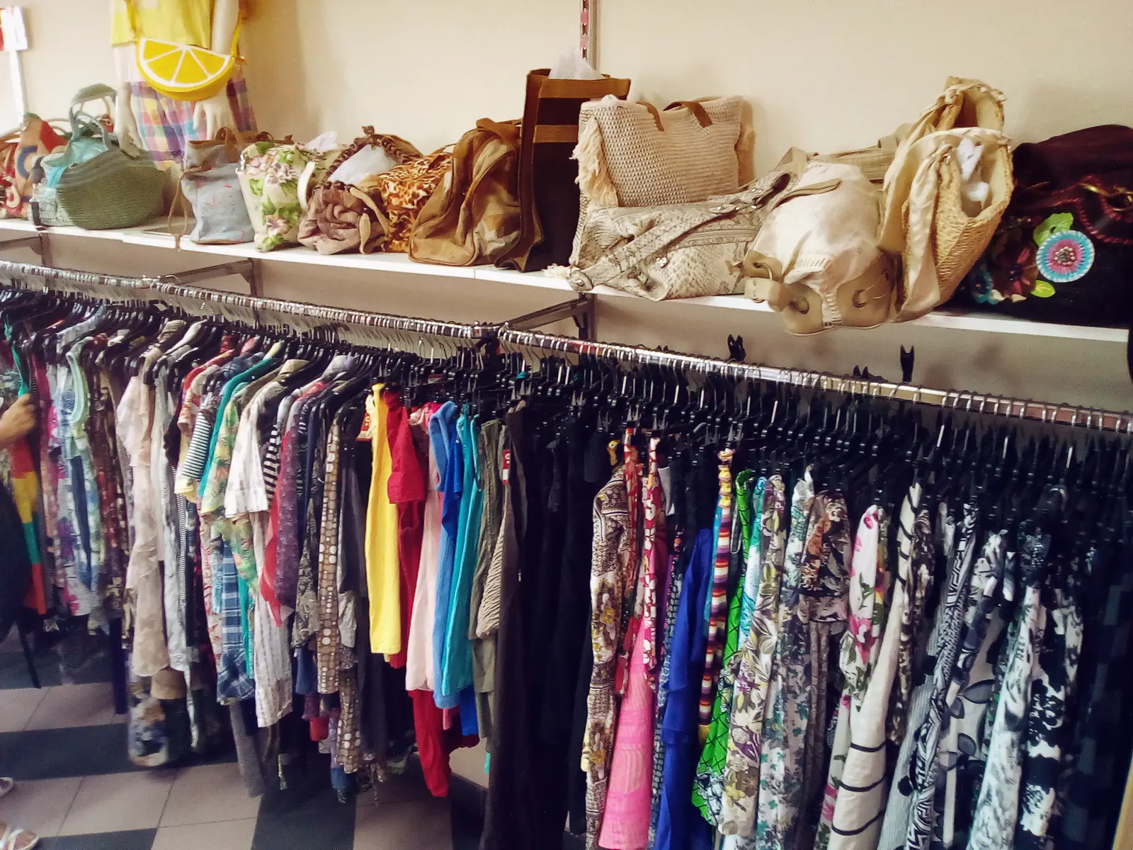 Des portants de vêtements de seconde main dans une boutique